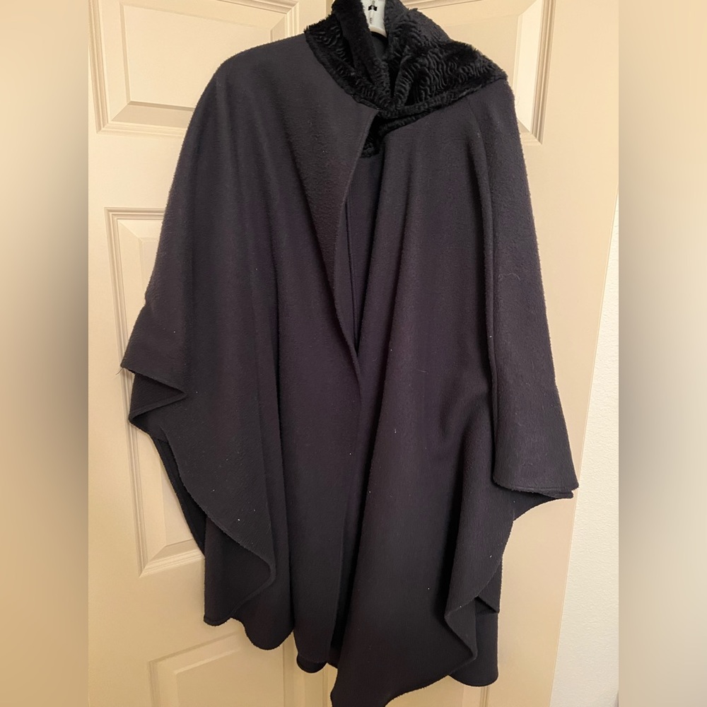 Honey Collection Black Cape